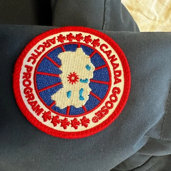 Canada Goose Shelburne Parka, Navy, size L, no fur trim, excellent condition - Picture 6 of 10